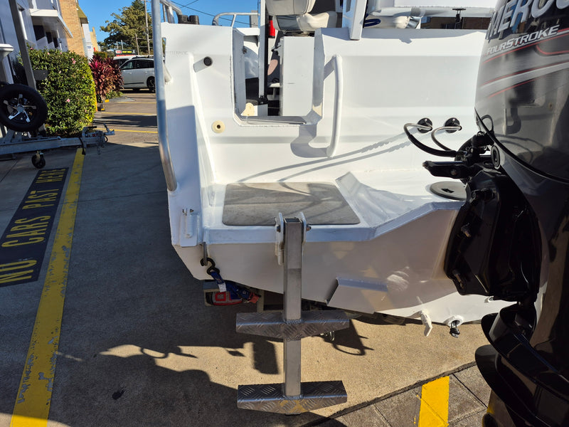 Formosa Tomahawk Offshore 580 Centre Cabin