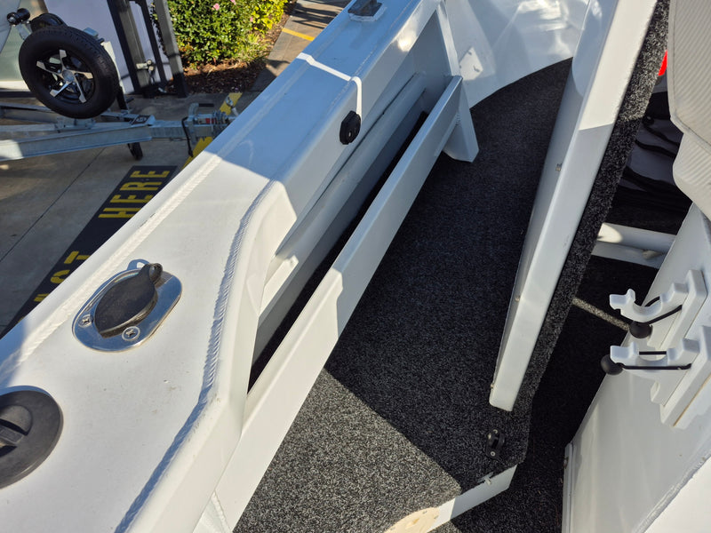 Formosa Tomahawk Offshore 580 Centre Cabin