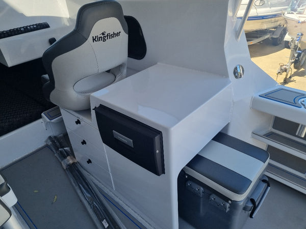 Kingfisher 730 Powercat with twin 200hp Yamahas and FULL Helm Master
