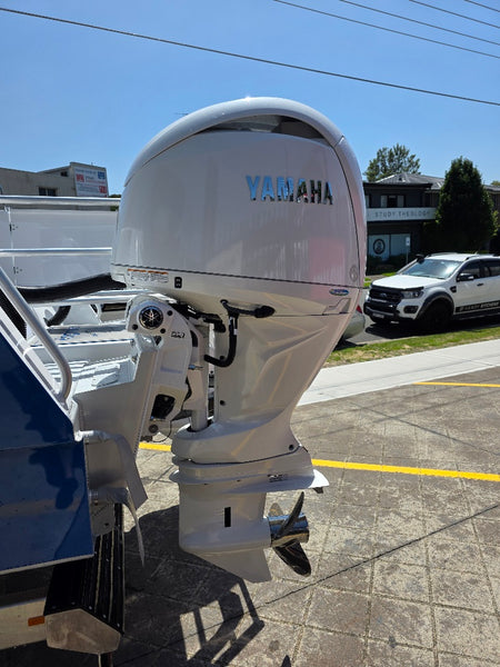 Kingfisher 730 Powercat with twin 200hp Yamahas and FULL Helm Master