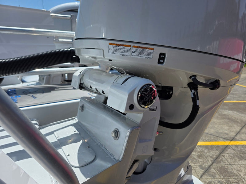 Kingfisher 730 Powercat with twin 200hp Yamahas and FULL Helm Master