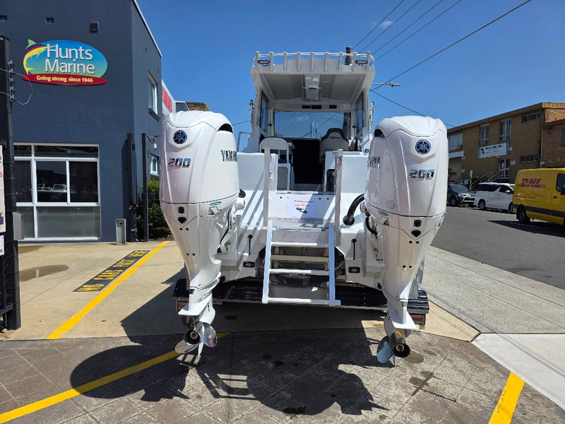 Kingfisher 730 Powercat with twin 200hp Yamahas and FULL Helm Master