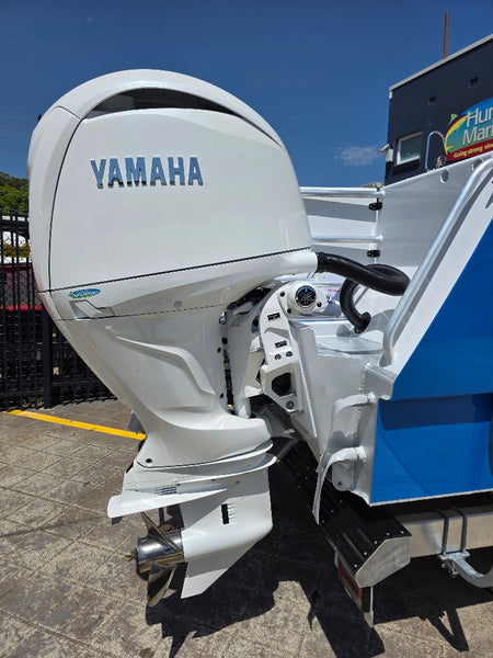 Kingfisher 730 Powercat with twin 200hp Yamahas and FULL Helm Master