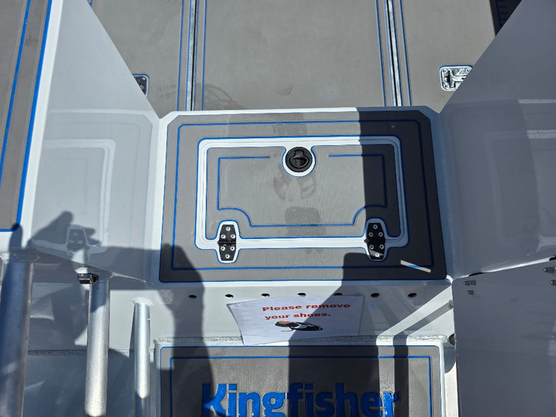 Kingfisher 730 Powercat with twin 200hp Yamahas and FULL Helm Master