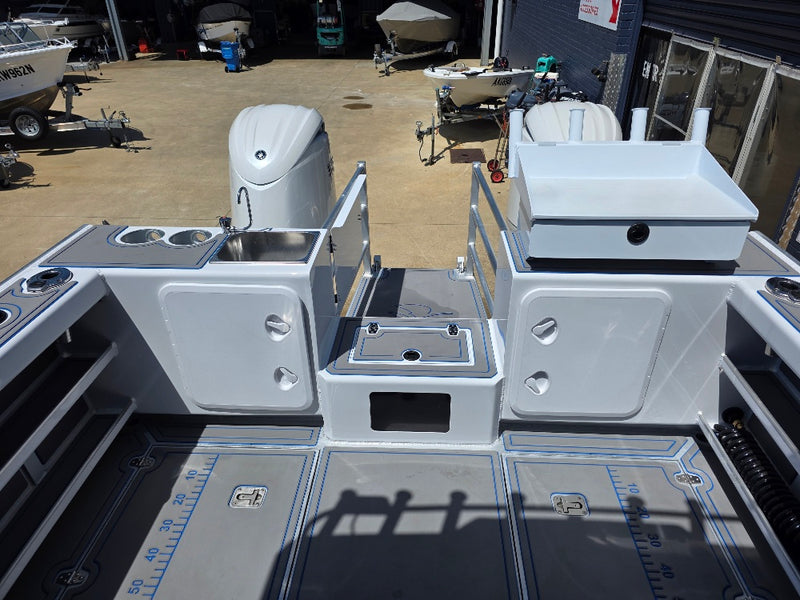 Kingfisher 730 Powercat with twin 200hp Yamahas and FULL Helm Master