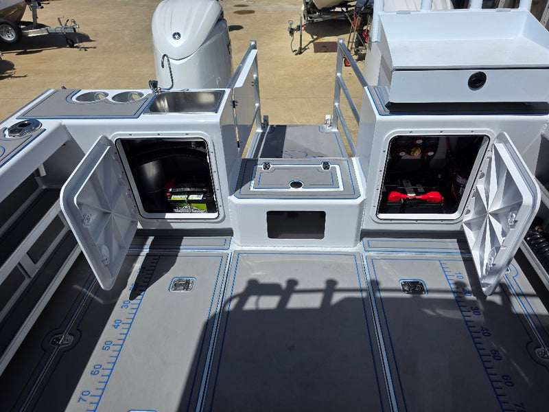 Kingfisher 730 Powercat with twin 200hp Yamahas and FULL Helm Master