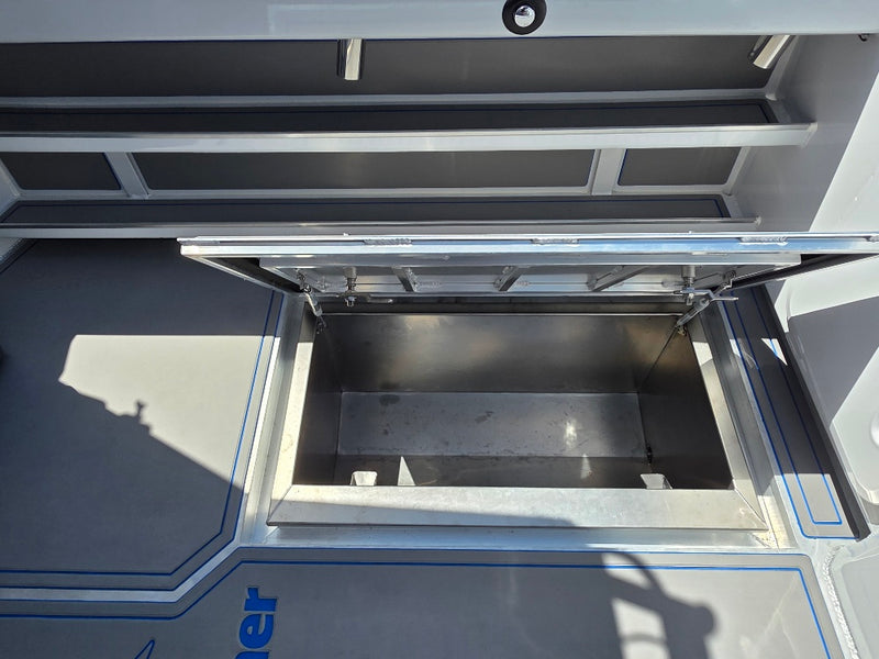 Kingfisher 730 Powercat with twin 200hp Yamahas and FULL Helm Master