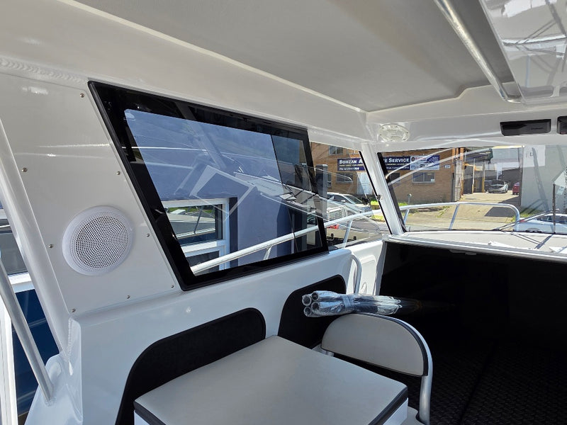 Kingfisher 730 Powercat with twin 200hp Yamahas and FULL Helm Master