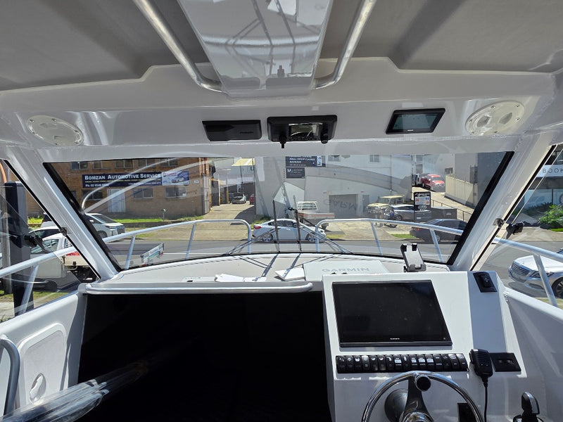 Kingfisher 730 Powercat with twin 200hp Yamahas and FULL Helm Master