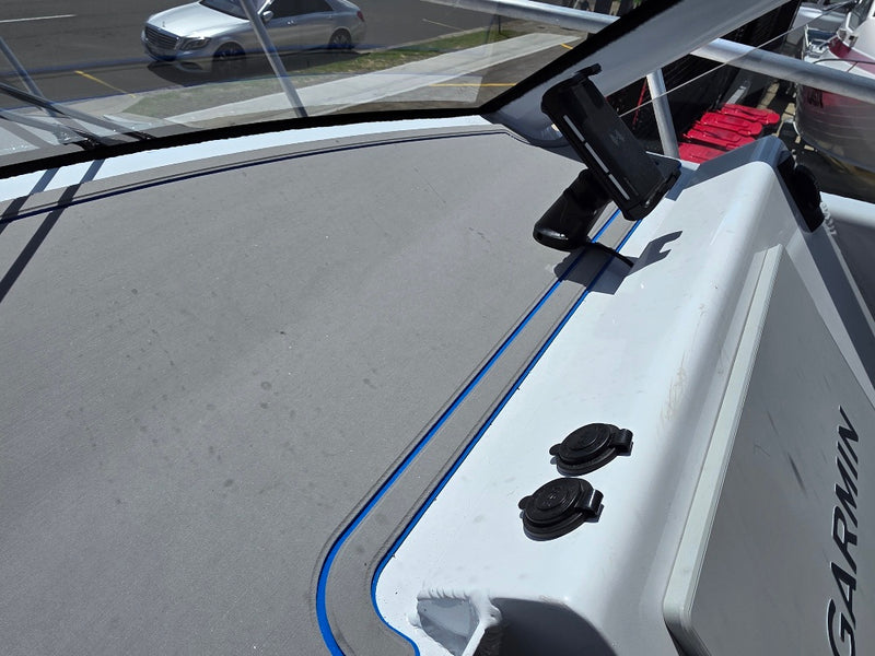 Kingfisher 730 Powercat with twin 200hp Yamahas and FULL Helm Master