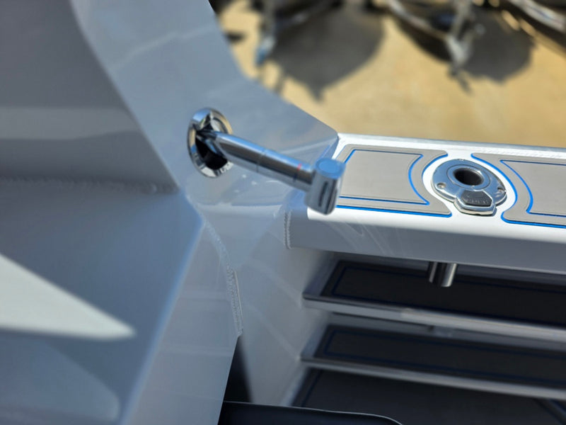 Kingfisher 730 Powercat with twin 200hp Yamahas and FULL Helm Master